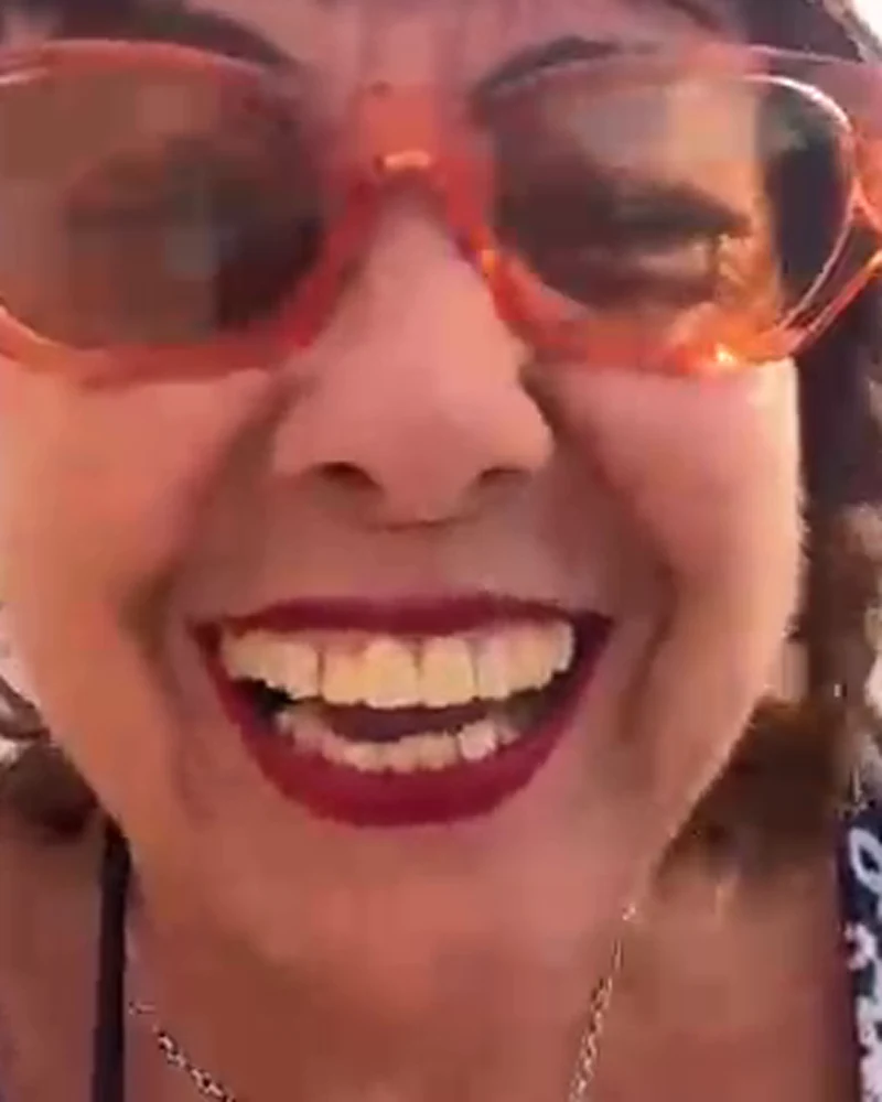 Close de Rachel dando uma gargalhada