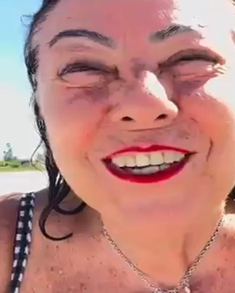 Rachel sorrindo de óculos