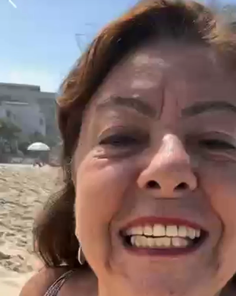 Rachel sorrindo na praia
